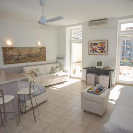 Apartament Climatise En Centre-ville, Proche Plages, Avec Grande Terrasse Au Calme - Fr-1-196-362 *